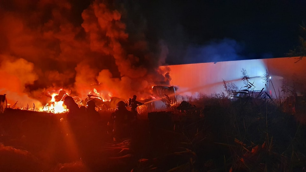 Incendiu de mari dimensiuni, izbucnit la un depozit din localitatea Pantelimon. Pompierii au intervenit cu 18 autospeciale