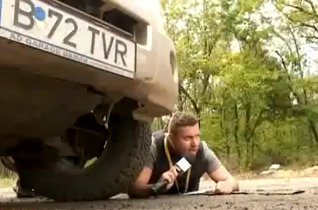 O echipă TVR a fost prinsă într-un schimb de focuri în Ucraina. Momentele au fost filmate de cameraman. Video