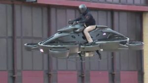A apărut motocicleta zburătoare. Poate atinge 100 de km/oră. Cât costă acest mijloc de transport al viitorului - Video