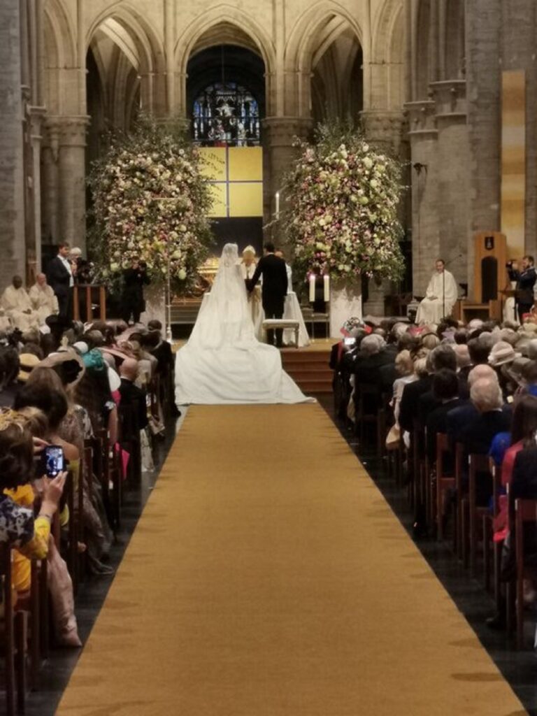 Ceremonie regală în Belgia. Gest impresionant făcut în biserică de cei peste 500 de invitați la nunta nepoatei Regelui Philippe. Video