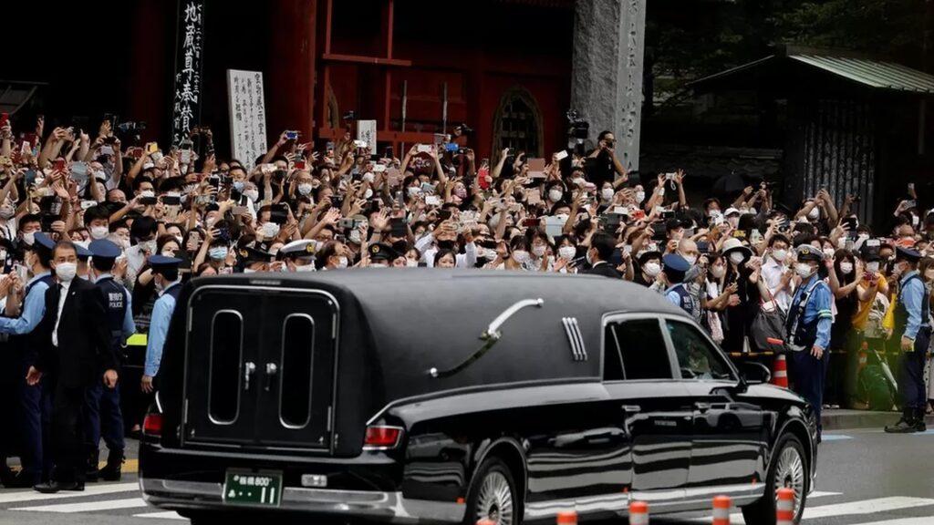 Proteste la funeraliile lui Shinzo Abe. Autoritățile nipone au activat circa 20.000 de agenți ai forțelor de ordine