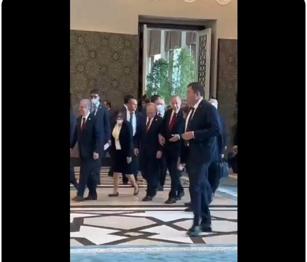 Cum a fost filmat Vladimir Putin la summitul din Uzbekistan. Imaginile care arată cum este văzut la nivel internațional
