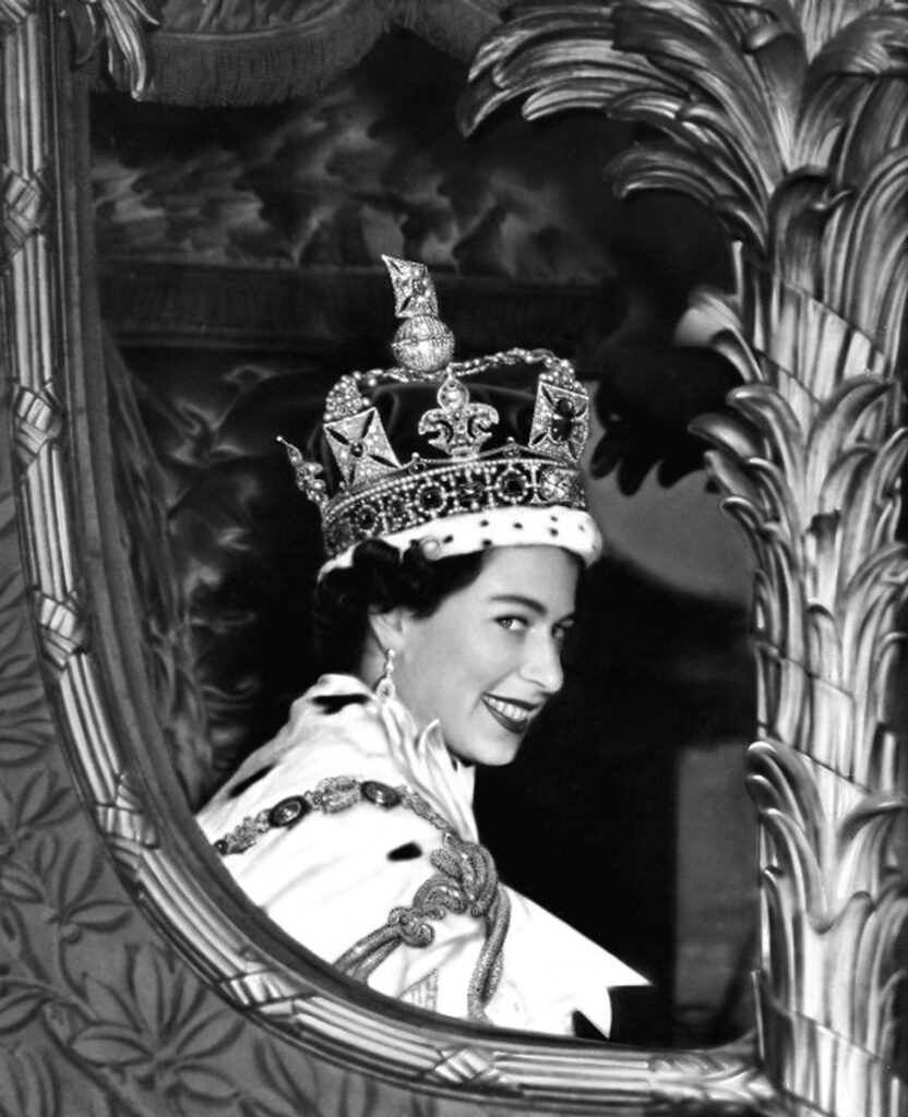 Rochia de mireasă a Reginei Elisabeta a II-a, lucrată de peste 300 de croitorese. Detaliul de o frumusețe rară