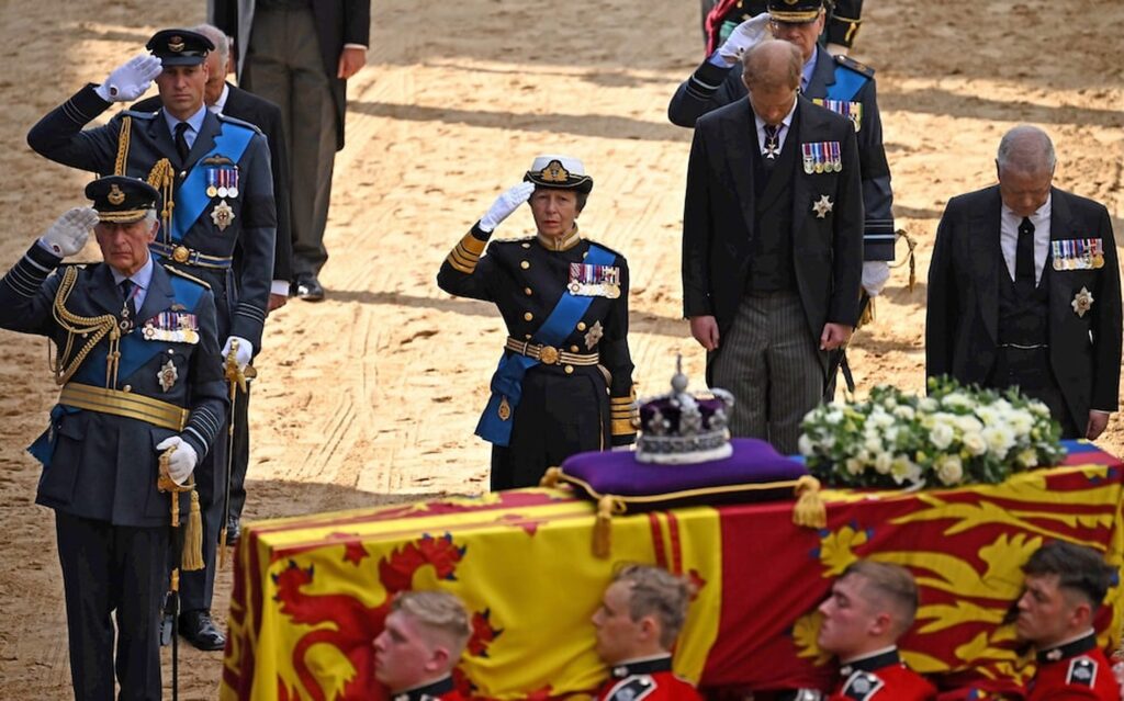 Interviu cu românul angajat să asigure paza la funeraliile reginei Elisabeta a II-a: „Pot să spun că englezii au iubit-o”