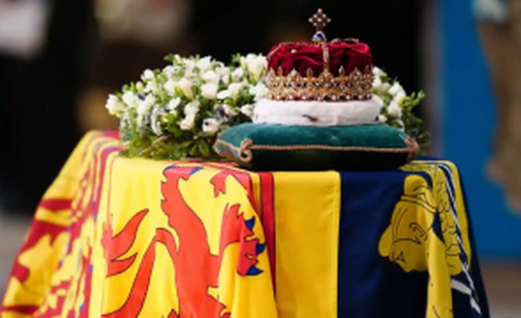 Bijuteriile cu care va fi înmormântată Regina Elisabeta a II-a. Inelul special pe care l-a primit de la prințul Philip