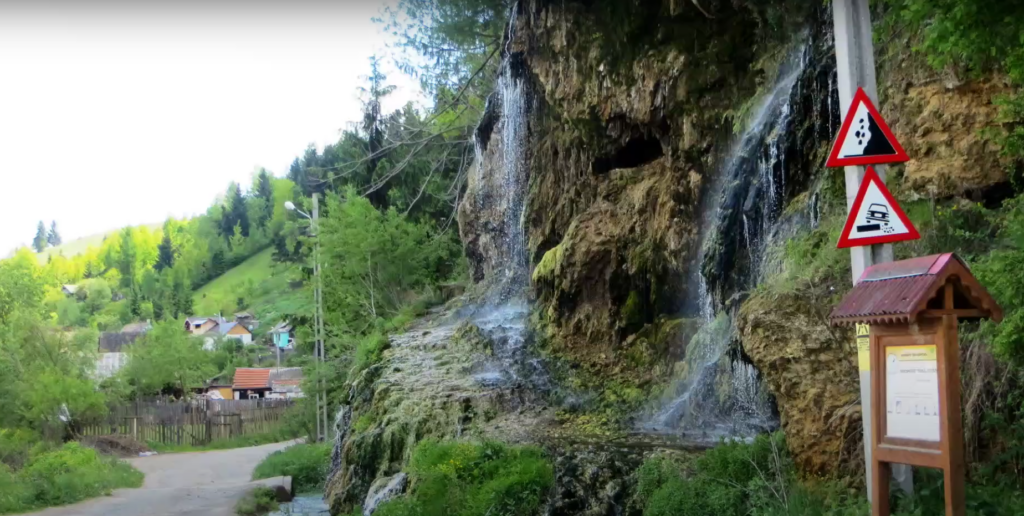Minune a naturii în România. Cascada cu apă termală care își schimbă culoarea în fiecare anotimp
