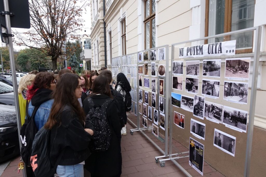 Comemorarea Victimelor Holocaustului din România. Alături de înalți demnitari, şi elevii au adus un omagiu în memoria victimelor