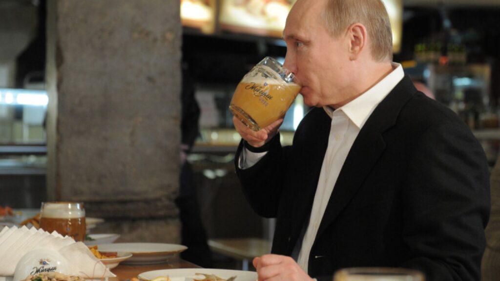 Cum luptă rușii contra alcoolului contrafăcut. Ieftinesc cidrul și berea