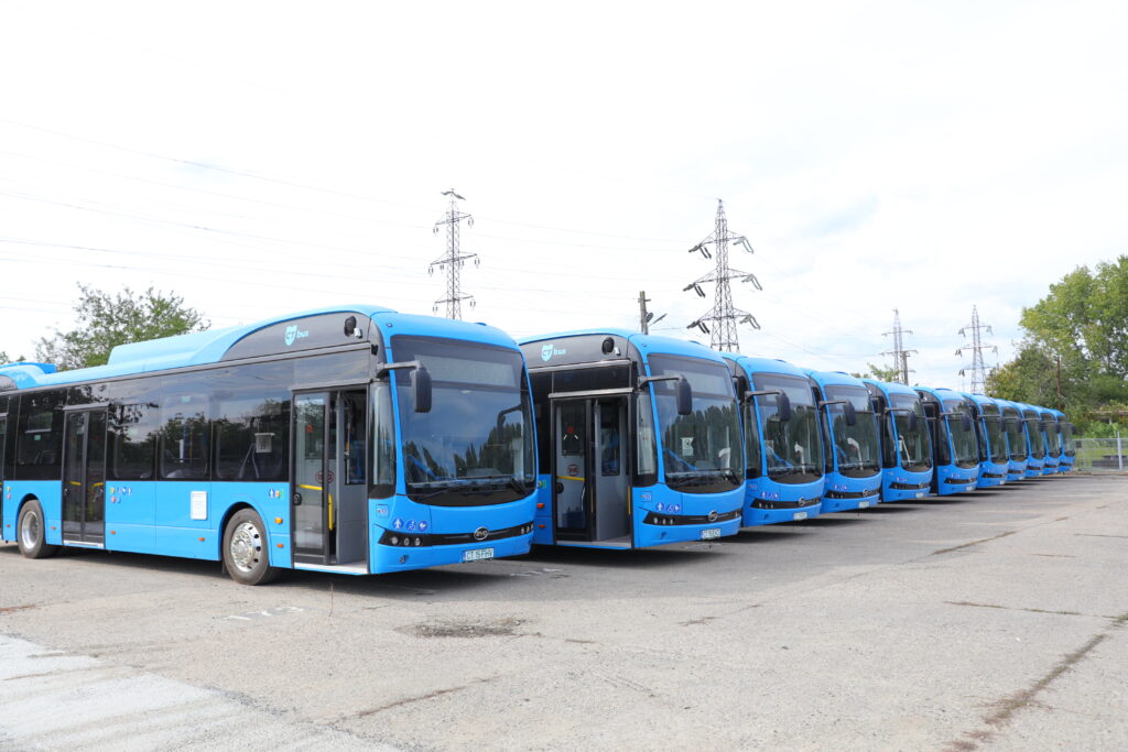 Cele 20 de autobuze BYD furnizate de NEW KOPEL CAR IMPORT Primăriei din Constanța, prin licitație publică, sunt deja pe șosele