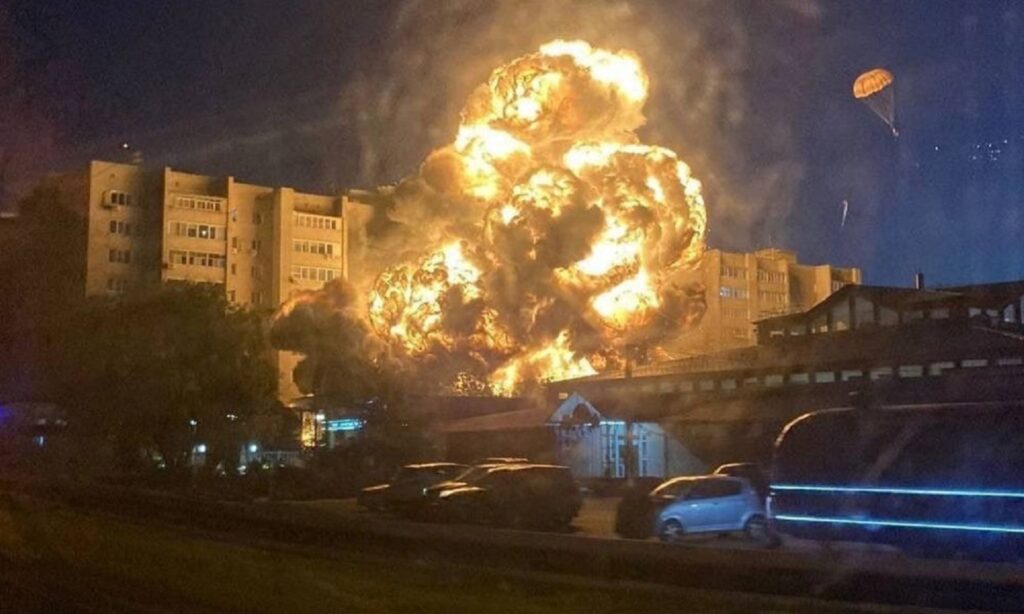 Explozie în centrul Kievului: 13 drone doborâte. Biden, pregătit să trimită rachete Patriot