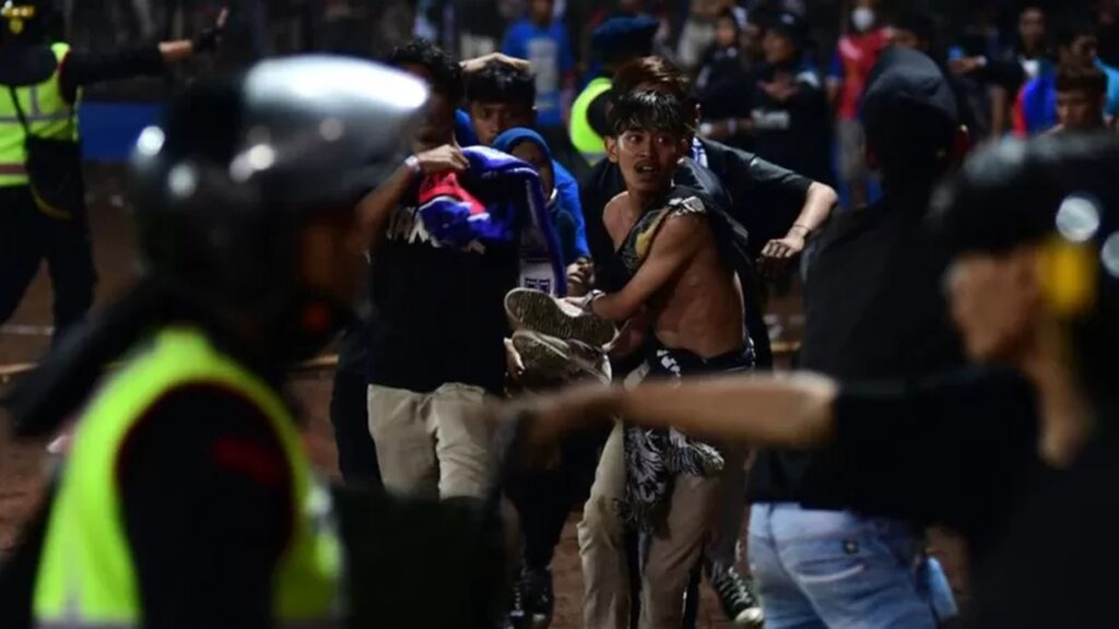 Incident violent la un meci din Australia. Fanii au intrat pe teren și l-au bătut pe portar și pe arbitru