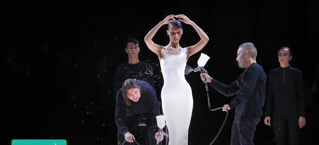 Viitorul Modei: Bella Hadid a purtat prima rochie lichidă, creată în mai puțin de 15 minute