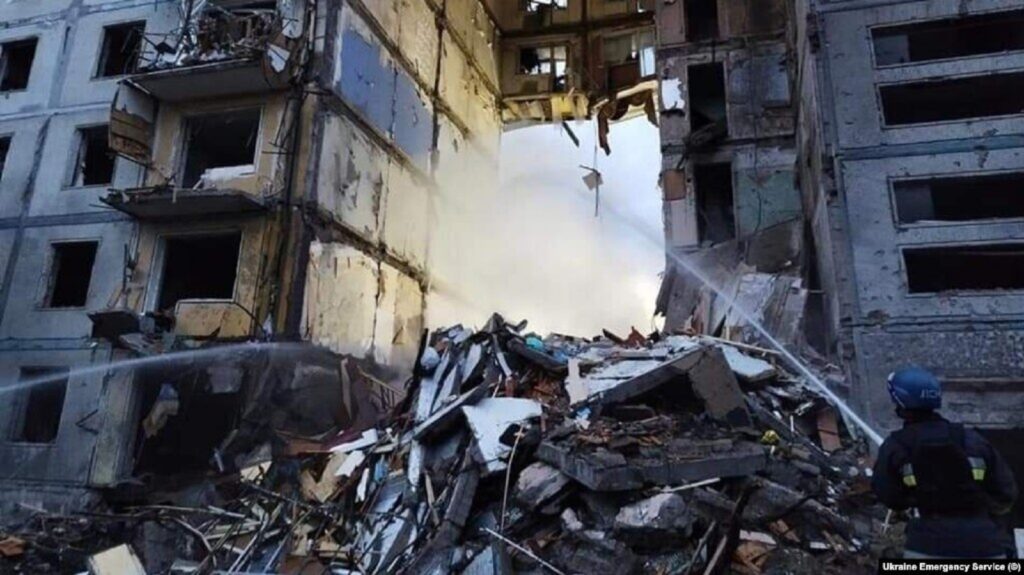 Răzbunarea lui Putin. Bombardamente în zona rezidențială din Zaporojie. Zeci de morți și răniți. Un bloc cu nouă etaje a fost grav avariat. Video