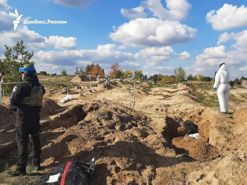 180 de cadavre găsite într-o groapă în Ucraina. Printre persoanele moarte erau și copii