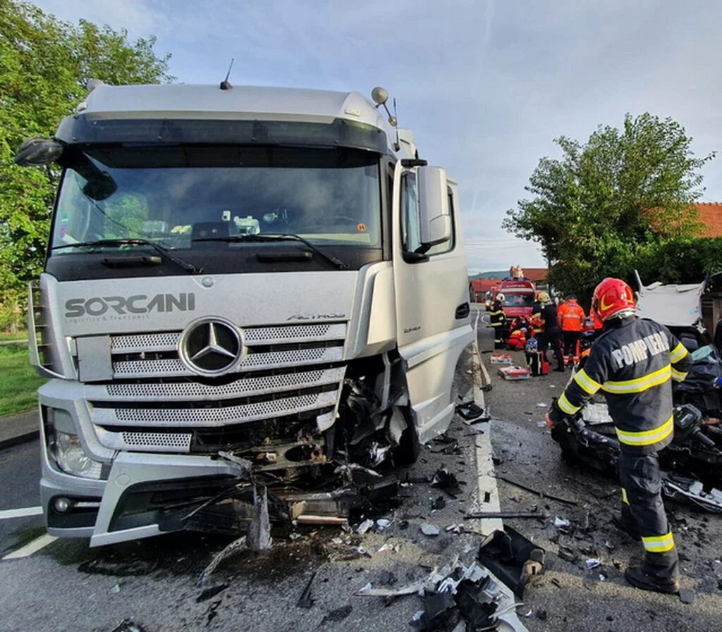 Președintele Consiliului Județean din Caraș-Severen, implicat într-un accident rutier pe DN6. Politicianul a fost lovit de un TIR
