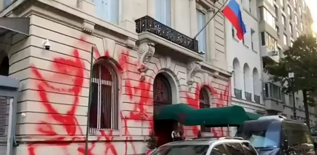 Consulatul Rusiei din New York a fost vandalizat: „Locuitorii din New York își dau seama că Putin ucide oameni”