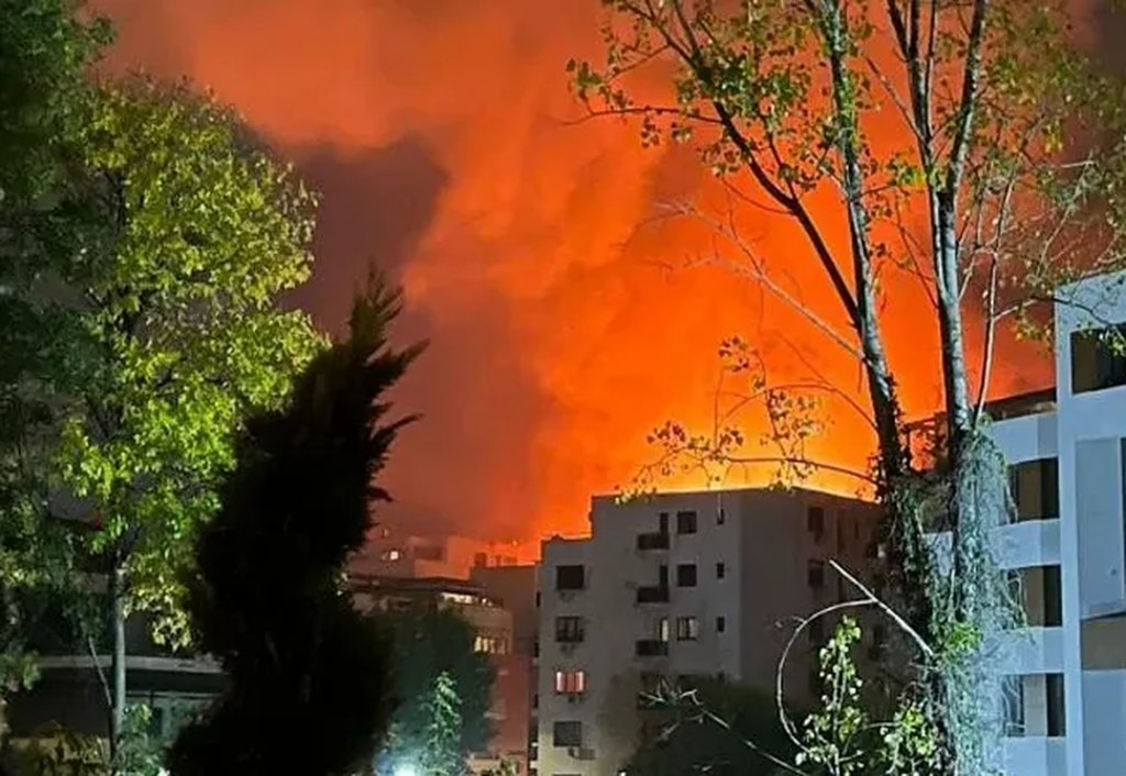 Incendiu violent în preajma casei manelistului Florin Salam. Flăcările au cuprins un imobil de lux