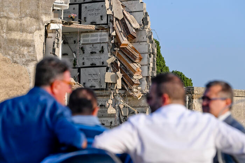 Un cimitir din Napoli se prăbușește pentru a doua oară. Imaginile dezastrului sunt cutremurătoare