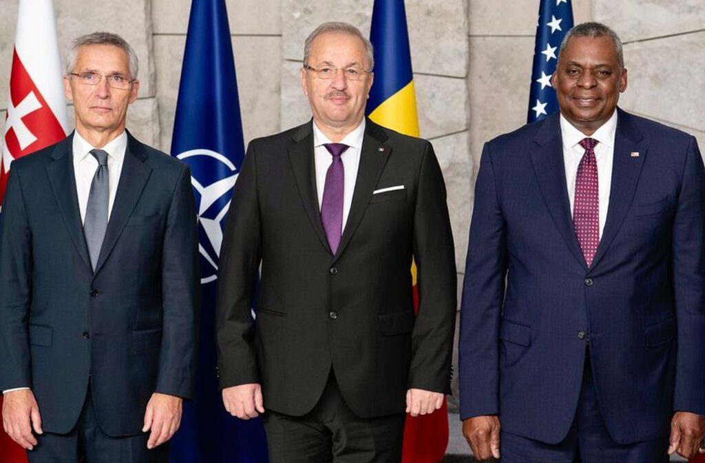 Vasile Dîncu s-a pozat cu secretarul general al NATO Jens Stoltenberg: „Parteneriatul României cu NATO și SUA este mai puternic decât oricând”