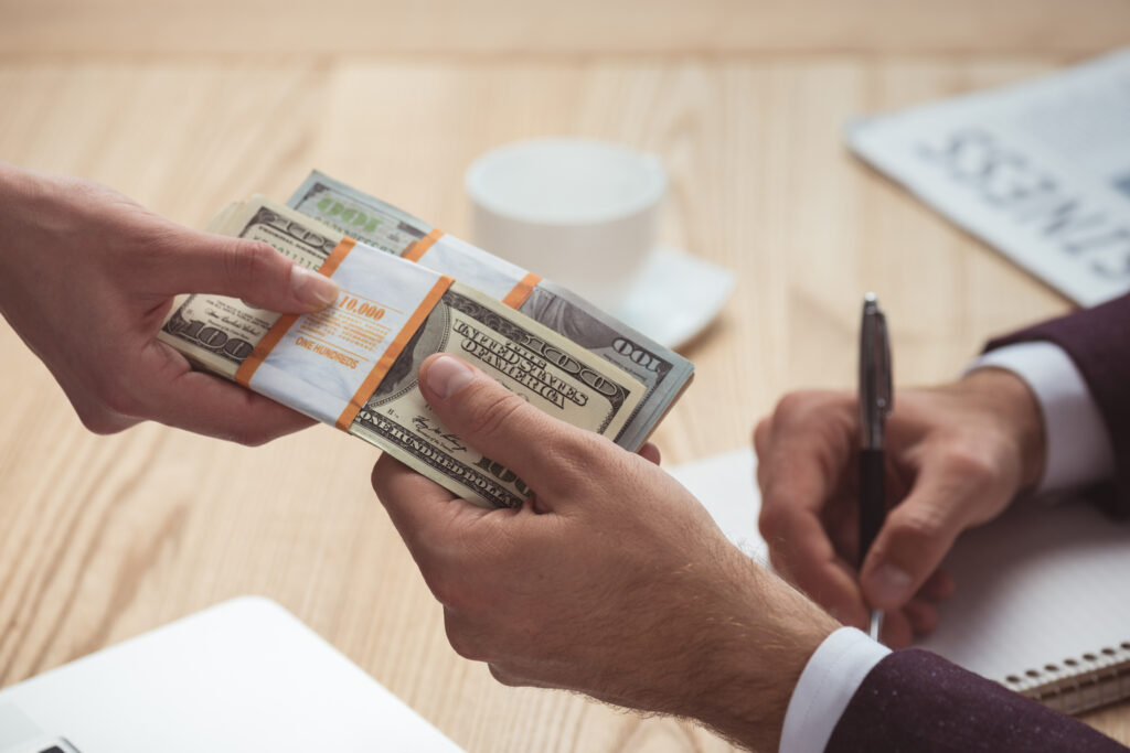 A primit un salariu uriaș, din greșeală, și nu dă banii înapoi