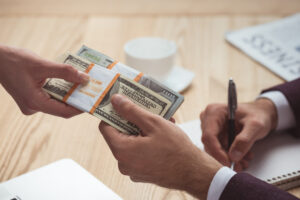 A primit un salariu uriaș, din greșeală, și nu dă banii înapoi
