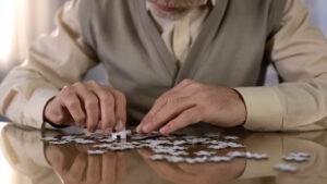 Primul semn al bolii Alzheimer, ce uită prima dată o persoană afectată