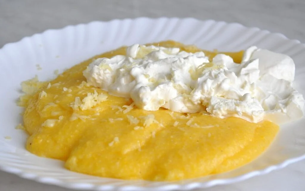 Cea mai gustoasă reţetă de mămăligă cu brânză şi smântână. Secretul din bucătăria românească