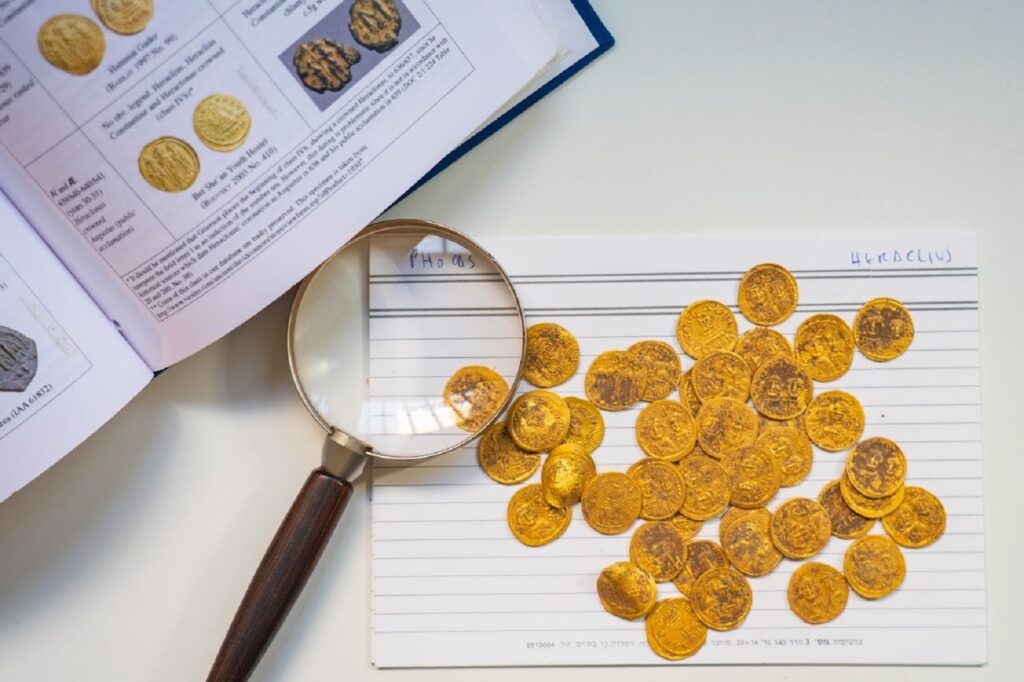 Monede de aur vechi de peste o mie de ani descoperite într-un oraș din Israel. Așezarea datează de pe vremea lui Isus