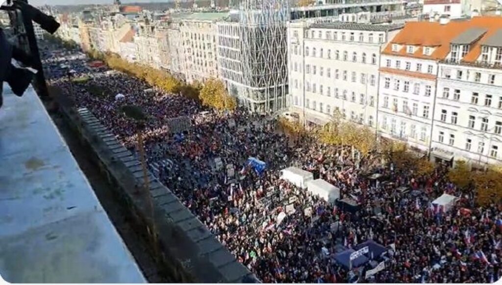 Proteste masive în Cehia. Oamenii au cerut demisia guvernului și ieșirea din Uniunea Europeană Video