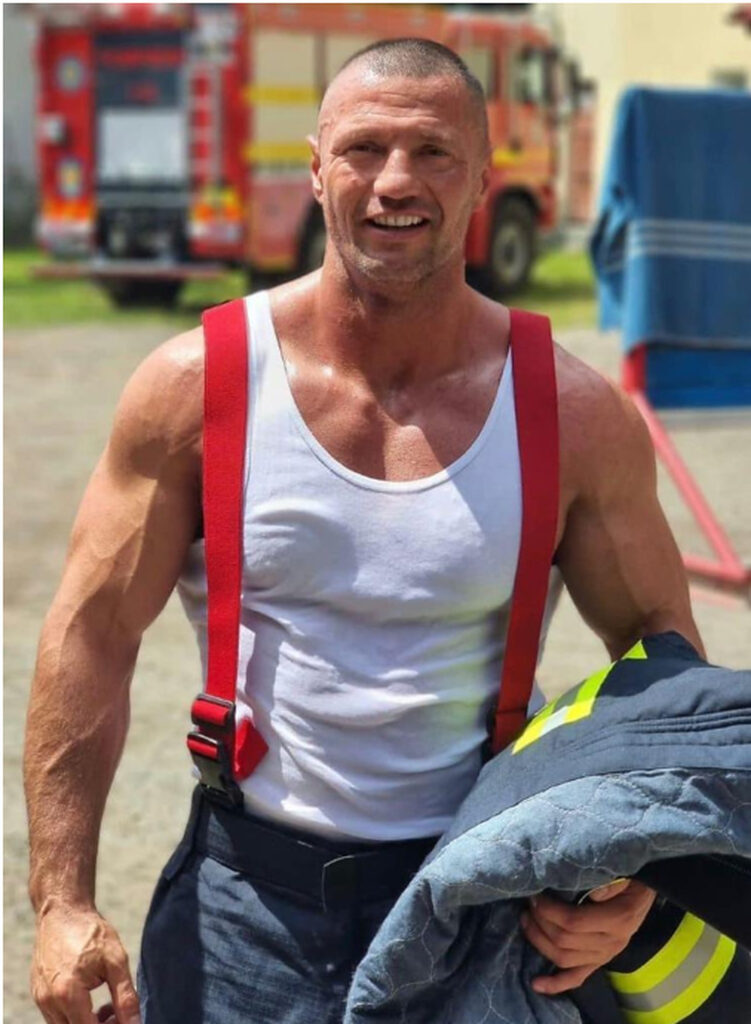 Garda de corp a lui Jason Statham și Dolph Lundgren este pompier la Suceava. Sorin s-a întors în România și a dat celebritatea pentru a salva vieți