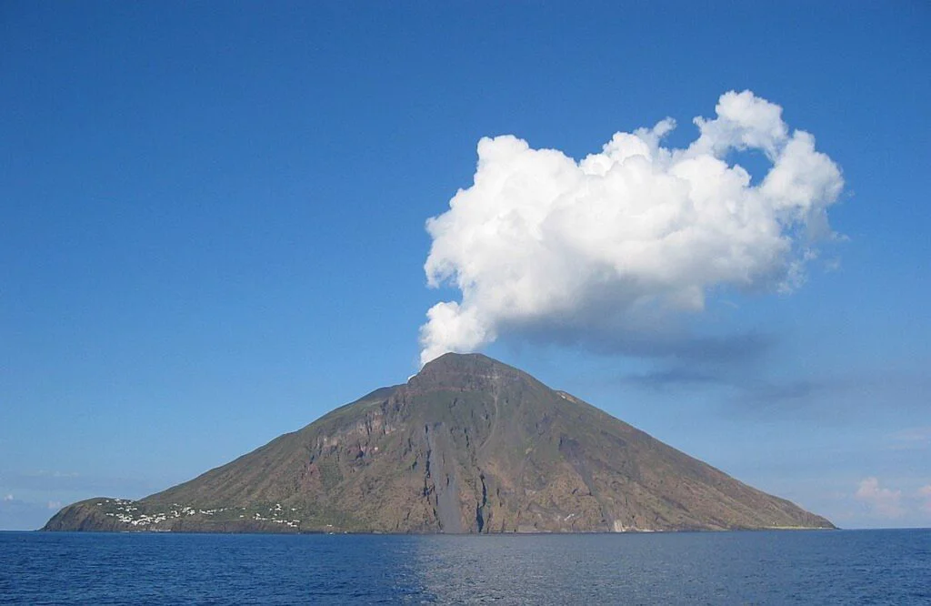 Erupția spectaculoasă a vulcanului Stromboli. Autoritățile italiene au mărit nivelul de alertă. Video