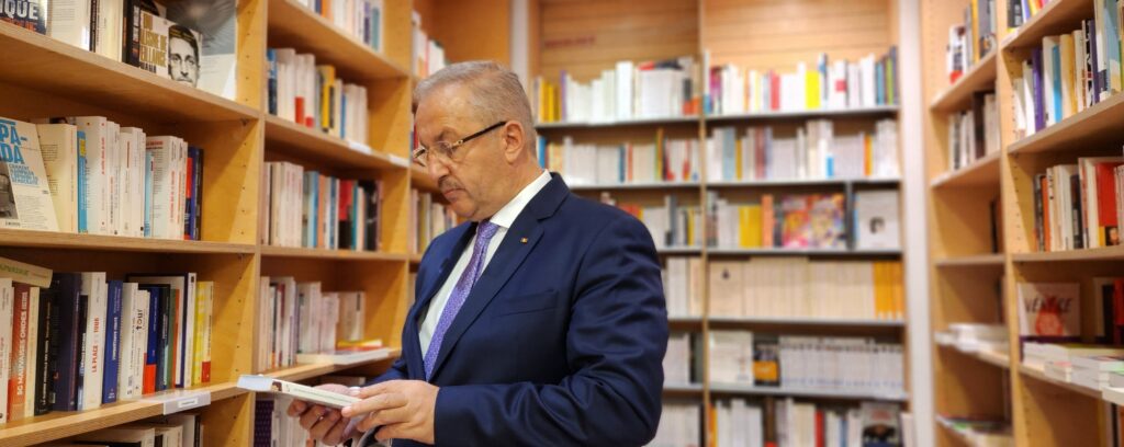 Ministrul Vasile Dîncu, dezamăgit de oameni, dar consolat de cărți: „Prietenii tăcuți din rafturi niciodată nu trădează și nu mint”