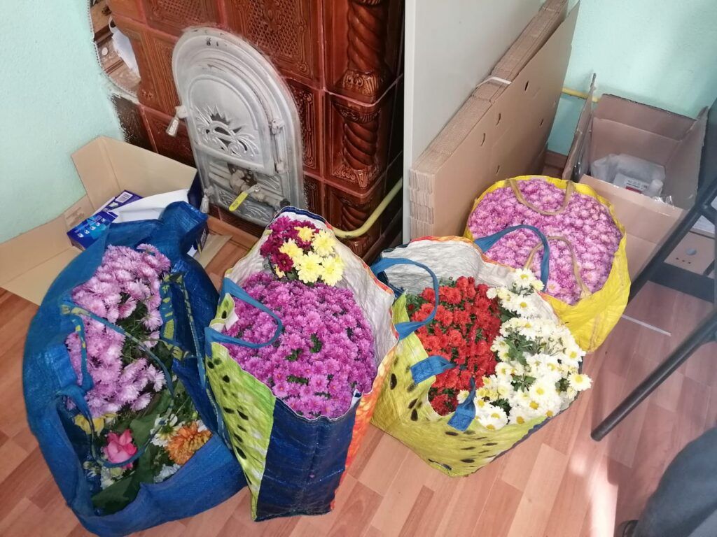 Femeia care căra cu sacoșele florile de pe mormintele din Bârlad, prinsă în flagrant