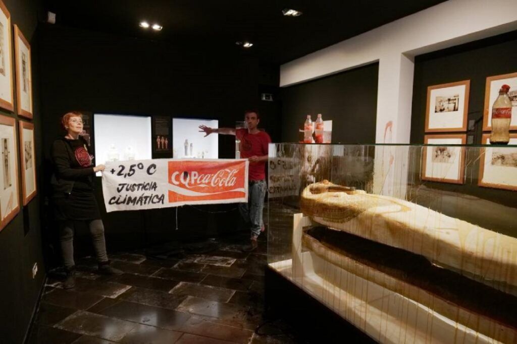 Activiști de mediu au vandalizat o replică a unei mumii egiptene. Indivizii au mâzgălit mesajul „Justiția climatică”. Video