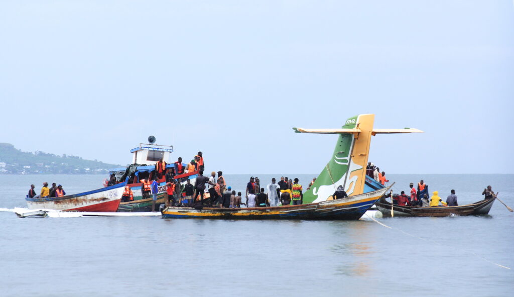 Un avion s-a prăbușit într-un lac din Tanzania. 19 pasageri au murit în urma impactului. Video