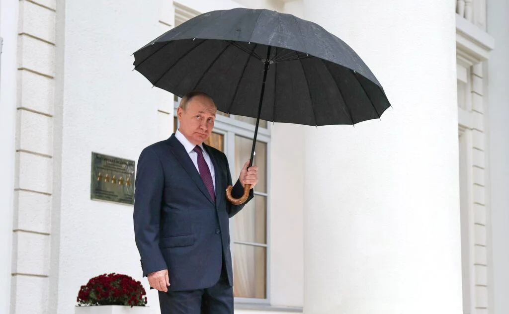 Putin, dezorientat la coborârea din avion. Cum a fost surprins președintele rus la aterizarea în Belarus. Foto
