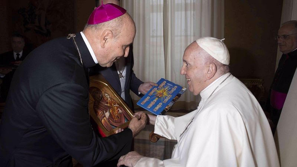 Albumul cu fotografii din Oradea și o icoană a Fecioarei Maria, cadoul Episcopului Bercea pentru Papa Francisc