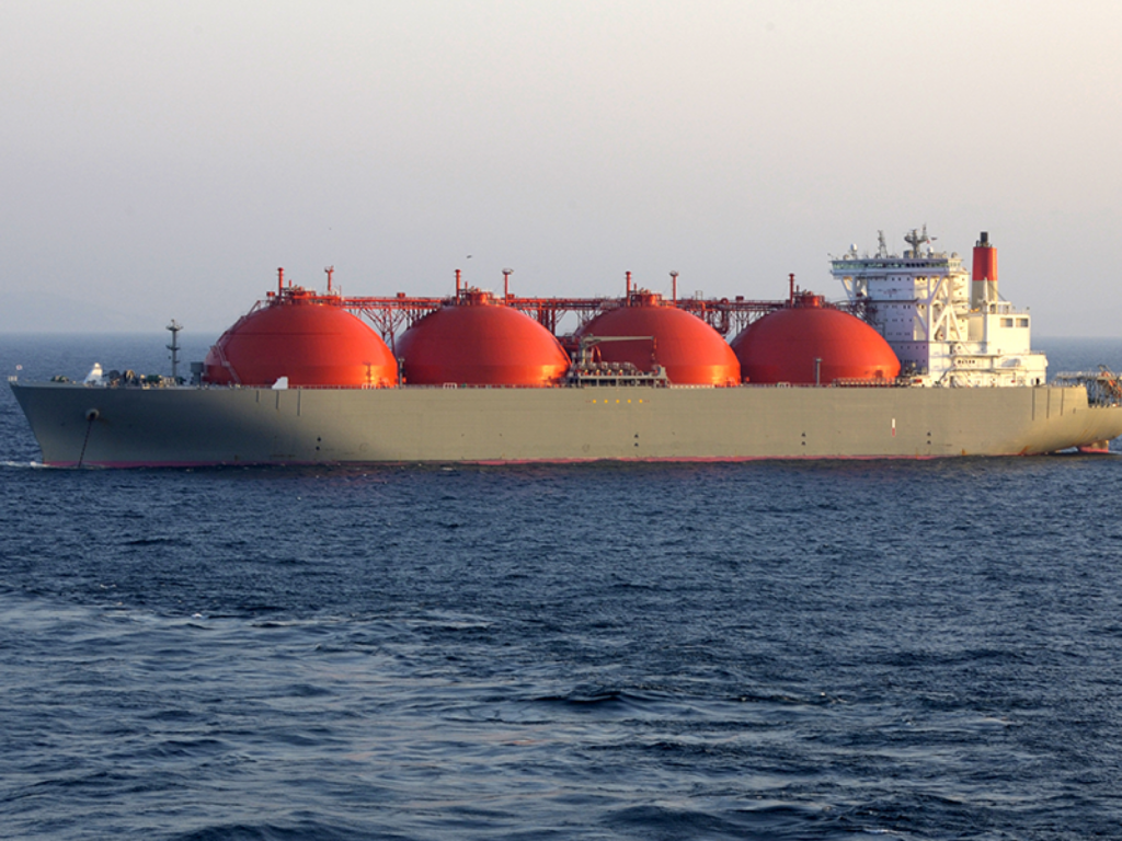 Zeci de nave încărcate cu gaz lichefiat blocate în largul coastelor europene. Comercianții pariază pe creșterea prețurilor