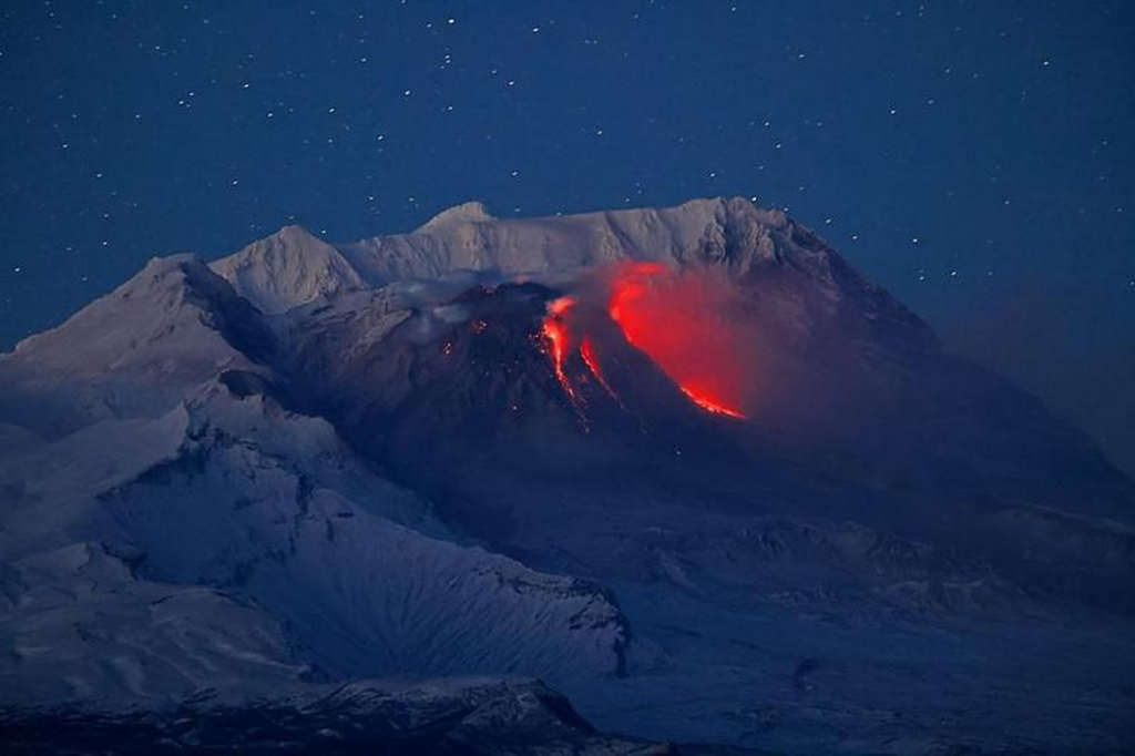 Un vulcan din Rusia e pe cale să erupă. Explozii de cenușă de până la 10-15 km ar putea avea loc oricând