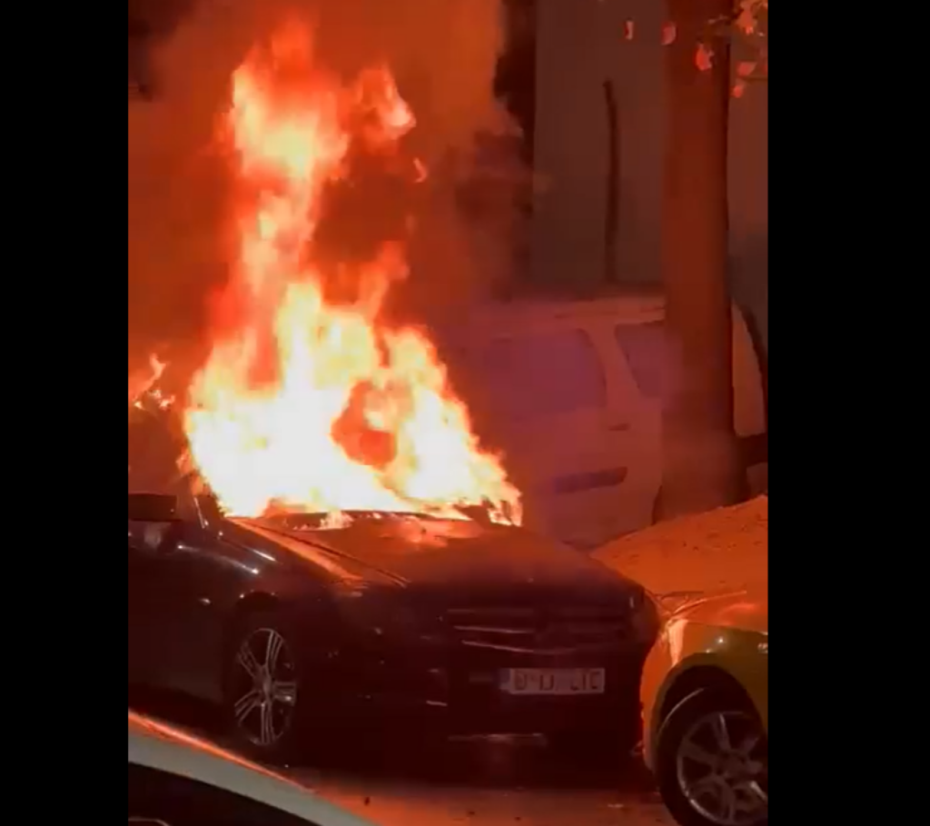 Alertă în Sectorul 4. Piroman reținut după incendierea mai multor mașini. Video