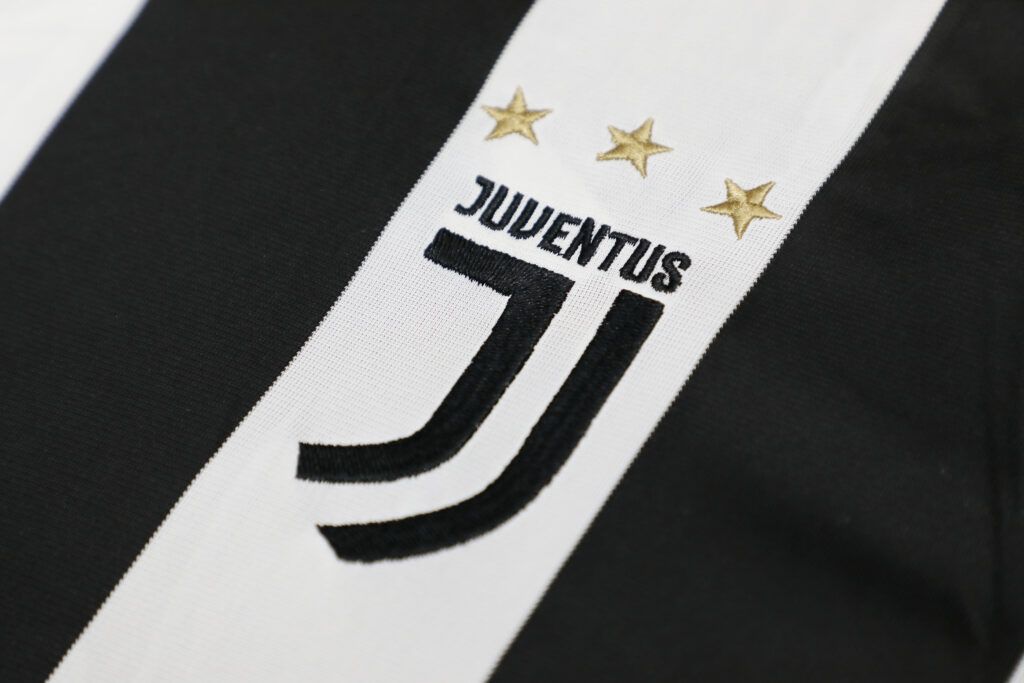 Juventus a fost depunctată cu 15 puncte pentru fraudă fiscală. „Bătrâna doamnă” riscă să nu joace în Liga Campionilor