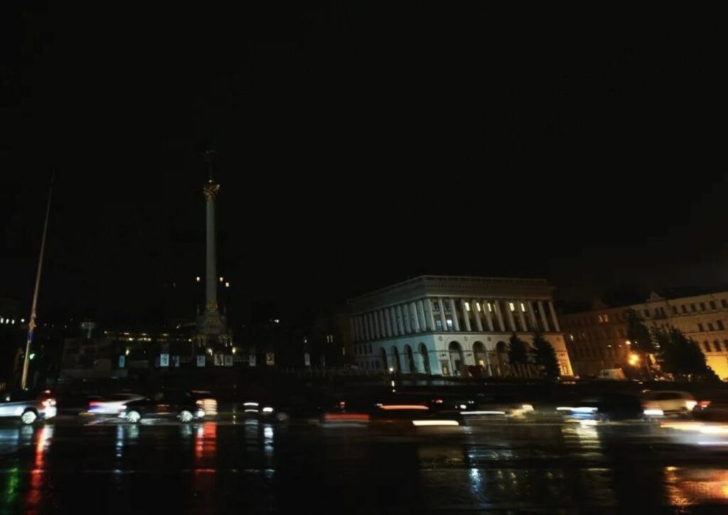 Kievul a rămas pe întuneric. Aproape jumătate de milion de apartament sunt deconectate de la electricitate