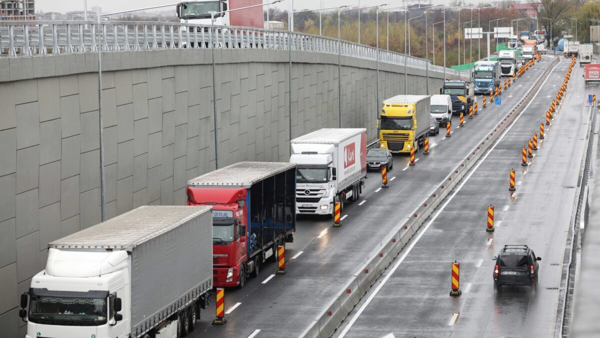 Păcăleala din legea de plafonare a tarifelor RCA. Transportatorii avertizează că prețul asigurărilor va crește