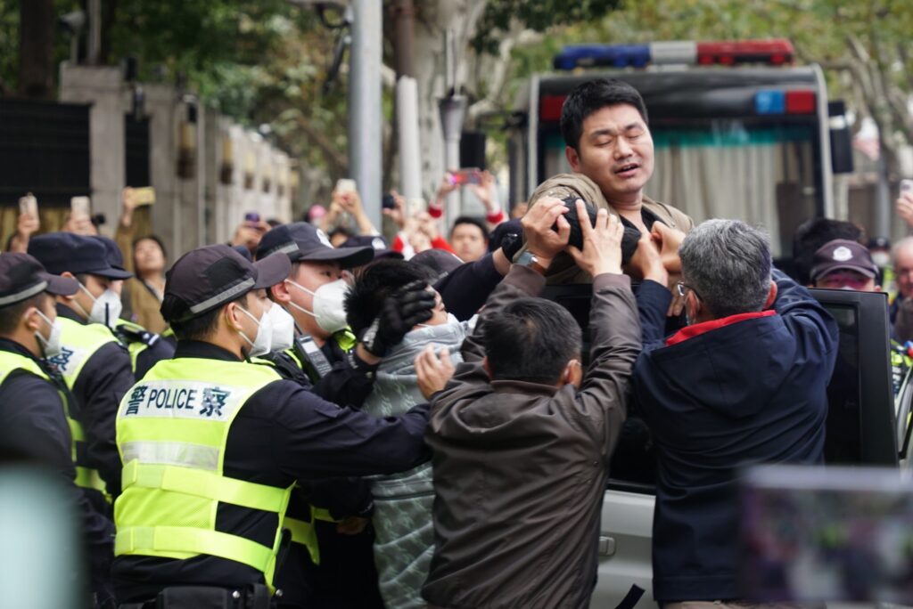 Jurnalist BBC arestat și bătut de poliția din Shanghai. S-a întâmplat în timp ce îşi făcea datoria de jurnalist