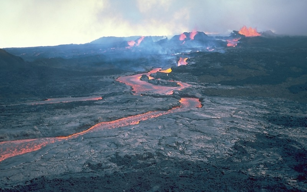 Vulcanul Kilauea aruncă fântâni de lavă. Imagini spectaculoase și înfiorătoare pe Insulele Hawaii. Foto