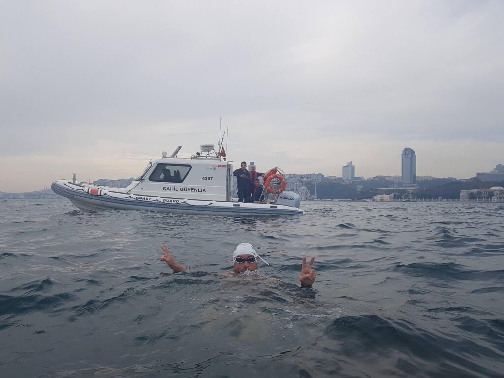 O cursă sinucigașă. Cel mai rezistent înotător român în ape deschise, Avram Iancu, “probă de foc” la Oradea spre Mila Înghețată