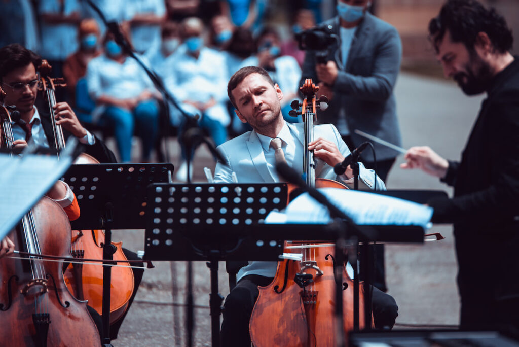 Singura orchestră a lumii formată din elite muzicale, care concertează regulat în spitalele din România, și Alexandru Tomescu, cu vioara sa Stradivarius, cântă pentru pacienții în fază terminală de la Hospice Emanuel