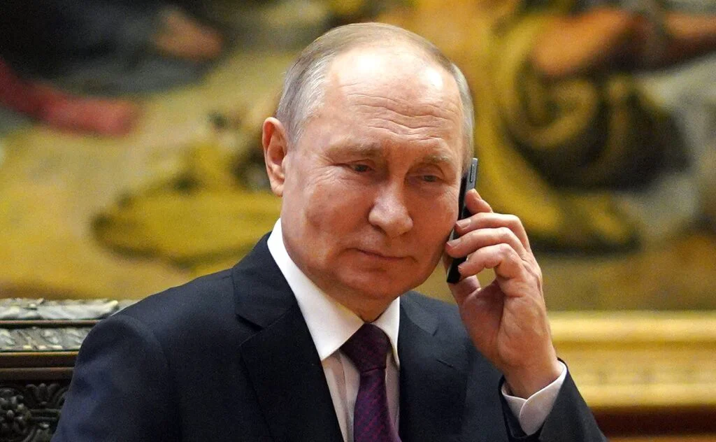 Vladimir Putin refuză să folosească internetul pentru a nu fi spionat. Este dependent de documentele furnizate de consilieri