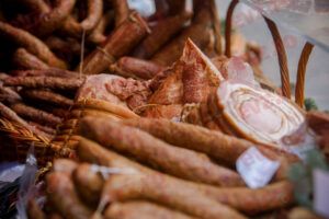 Producătorii și vânzătorii de mezeluri, verificați în ajunul Paștelui. Ce amenzi riscă dacă nu eliberează bonul de casă