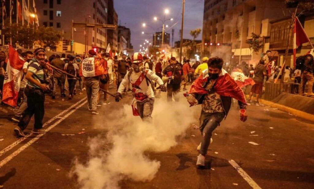 Imagini foarte dure de la proteste violente. Guvernul din Peru a decretat stare de urgență. Video
